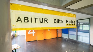 Der Schriftzug "ABITUR Bitte Ruhe" hängt während der schriftlichen Abiturprüfung im Treppenhaus im Leibniz-Gymnasium. Laut Kultusministerium erreichten die rund 29.000 Schülerinnen und Schüler von allgemeinbildenden Gymnasien in BW eine Durchschnittsnote von 2,2. 