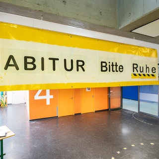 Der Schriftzug "ABITUR Bitte Ruhe" hängt während der schriftlichen Abiturprüfung im Treppenhaus im Leibniz-Gymnasium. Laut Kultusministerium erreichten die rund 29.000 Schülerinnen und Schüler von allgemeinbildenden Gymnasien in BW eine Durchschnittsnote von 2,2. 