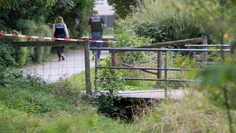 (Archivbild) In Filderstadt wurde ein Koffer mit einer Leiche darin unter einer Brücke an einem kleinen Bachlauf gefunden. Mittlerweile hat die Polizei die Tote identifiziert.