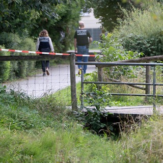 (Archivbild) In Filderstadt wurde ein Koffer mit einer Leiche darin unter einer Brücke an einem kleinen Bachlauf gefunden. Mittlerweile hat die Polizei die Tote identifiziert.