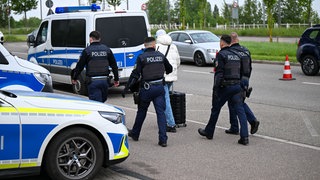 Polizeibeamte weisen einen Mann in Baden-Württemberg zurück und begleiten ihn zur französischen Grenze, nachdem Bundesinnemnister Alexander Dobrindt (CSU) entschieden hat, dass künftig auch Asylsuchende an den Landgrenzen zurückgewiesen werden können.