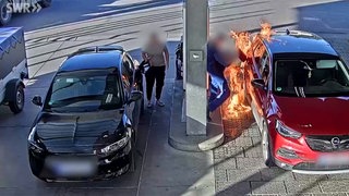 Brennendes Auto an einer Tankstelle