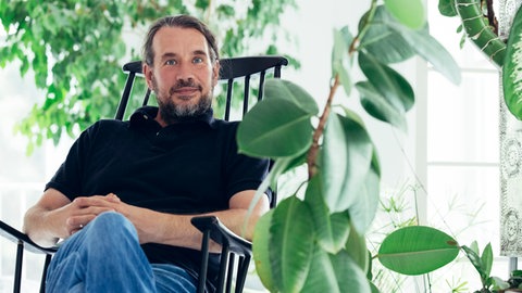Prof. Dr. Thomas Knaus ist Professor für Erziehungswissenschaften und Leiter der Abteilung Medienpädagogik der Pädagogischen Hochschule (PH) Ludwigsburg. Zum Wintersemester folgt er dem Ruf an die PH Heidelberg: Er wird dort in der Medienbildung forschen und lehren. Als Medienpädagoge und Bildungsinformatiker forscht er seit über zwanzig Jahren zum digitalen Wandel in Bildungseinrichtungen.