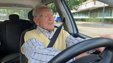 Ein 90-jähriger Autofahrer möchte bei einem freiwilligen Fahrsicherheitscheck, einer sogenannten Rückmeldefahrt, prüfen, wie sicher er noch auf den Straßen ist