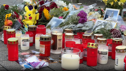 Nach der Tat, bei der ein 12-jähriger Junge ums Leben kam, ist die Anteilnahme in Niedernhall groß. Auf dem Parkplatz haben zahlreiche Menschen Blumen niedergelegt und Kerzen aufgestellt.