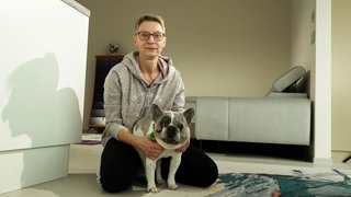 Hundehalterin Tanja Kühnl aus Blaufelden im Kreis Schwäbisch Hall mit ihrer Bulldogge "Buddy". 