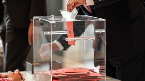 Abgeordnete werfen ihre Stimmzettel in die Wahlurnen im Bundestag für die namentliche Abstimmung von Richtern und Richterinnen am Bundesverfassungsgericht (BVerfG).