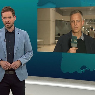 Nachrichtensprecher Georg Bruder mit zugeschaltetem Reporter Henning Otte