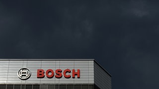 Dunkle Wolken über der Autoindustrie. Bosch baut Stellen ab. (Archiv)