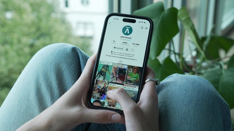 Person hält Smartphone mit neuem TikTok-Kanal von SWR Aktuell