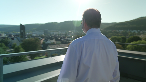 Bürgermeister Peter Traub blickt auf seine Stadt.