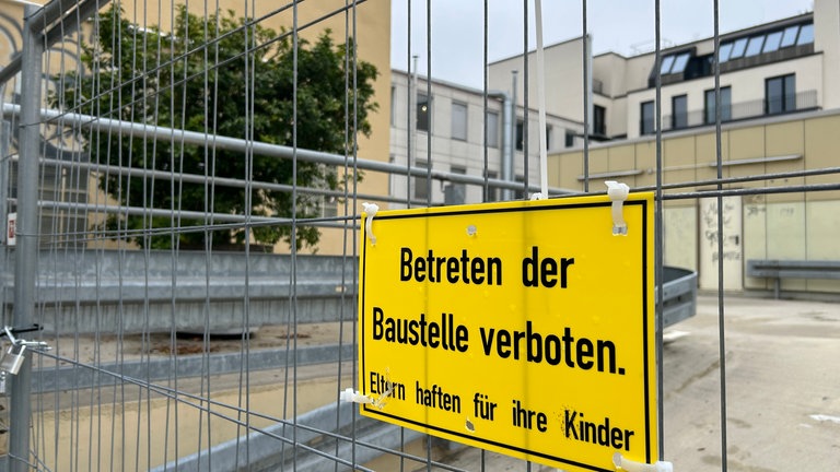 PArkdeck in Stuttgart mit Schild "Betreten verboten"