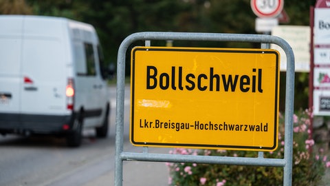 Das Ortsschild von Bollschweil (Landkreis Breisgau-Hochschwarzwald) steht neben der Hexentalstraße am Ortseingang. In Bollschweil soll ein Familienvater seine Tochter am Samstag getötet haben.