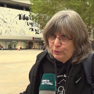Dame im Interview