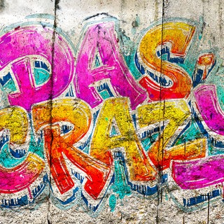 Ein buntes Graffiti auf einer Mauer. "Das crazy" ist das Jugendwort des Jahres 2025.