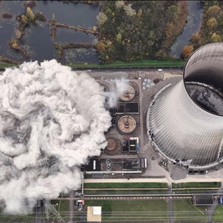 Der Turm eines Atomkraftwerks wird gesprengt