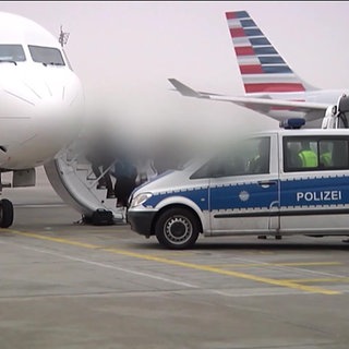 Flugzeug und Polizeiauto auf Rollfeld
