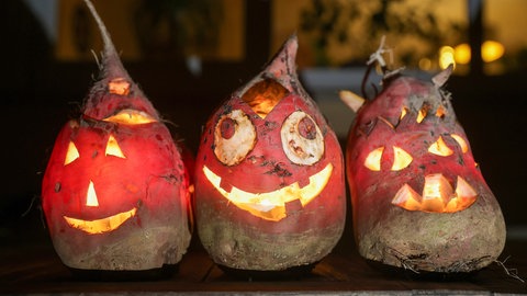 Geschnitzte Rüben werden Rübengeister genannt und sind an Halloween auch in Baden-Württemberg zu sehen. 
