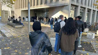 Lange Wartezeiten vor den Ulmer Bürgerdiensten: diese Menschen wollen zur Ausländerbehörde.