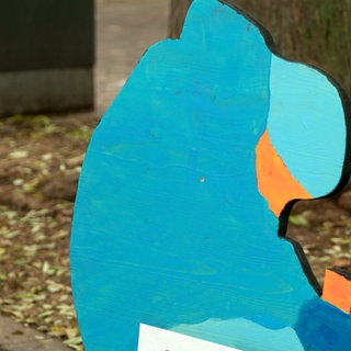 Holzfigur stellt Obdachlosigkeit dar