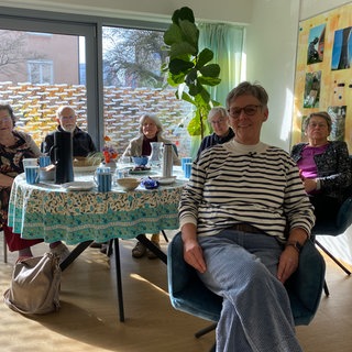 Susanne Hirschberger vor Wohnprojekt "aktiv gemeinsam wohnen" in Ulm
