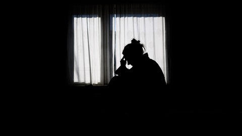Die Silhouette einer Frau. In Deutschland werden mehr junge Frauen gegen ihren Willen verheiratet. Es gibt zu wenig Hilfsangebote.