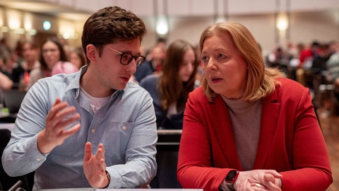 Bundesarbeitsministerin und SPD Parteivorsitzende Bärbel Bas (r.) spricht am zweiten Tag des Bundeskongresses der Jungsozialisten (Jusos) in Mannheim mit dem Juso Bundesvorsitzenden Philipp Türmer.