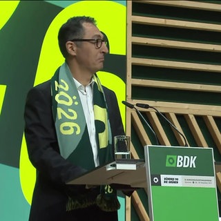 Cem Özdemir am Rednerpult beim Bundeskongress der Grünen