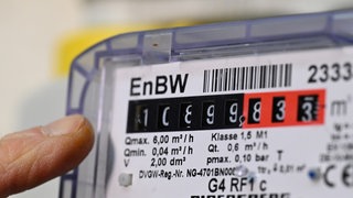 An einer Gasuhr wird in einem Privathaushalt der Verbrauch von Gas angezeigt.