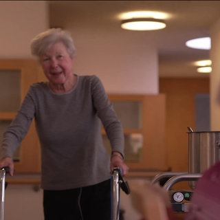 ältere Dame mit Rollator