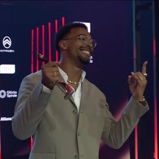 Leo Neugebauer mit seiner Trophäe als Auszeichnung zum "Sportler des Jahres 2025"