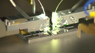 Hochleistungs-Chip aus Stuttgart: Der Q.ANT Native Processing Server (NPS) ist der erste kommerziell erhältliche photonische Prozessor für energieeffiziente KI- und HPC-Workloads - nach Angaben des Unternehmens. 