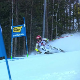Eine Ski-Alpin Fahrerin auf der Piste
