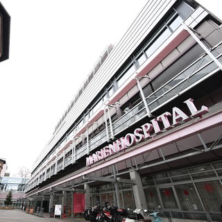 Außenaufnahme des Marienhospitals in Stuttgart. Dort soll aktuell der französische Fußballspieler Tahirys Dos Santos vom Ligue 1-Club FC Metz behandelt werden - er soll sich beim Brand in Crans Montana verletzt haben.