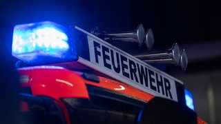 Bei einem Wohnhausbrand in Waldstetten ist eine Frau gestorben (Symbolbild: Blaulicht auf einem Feuerwehrfahrzeug)