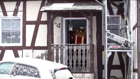 Die Feuerwehr im Einsatz am Unfallort: Ürsprünglich war die Feuerwehr ausgerückt, um den Rettungsdienst bei einem medizinischen Notfall zu Unterstützten. Dann kam es zu dem Einsturz der Treppe mit sechs Verletzten.