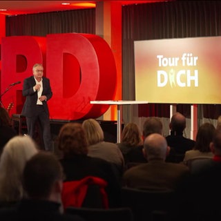 SPD-Spitzenkanditat Andreas Stoch auf der Bühne beim Wahlkampfauftakt