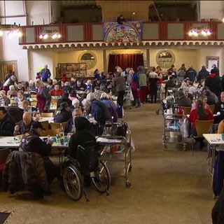 Menschen essen zusammen in der evangelischen Johanneskirche in Karlsruhe