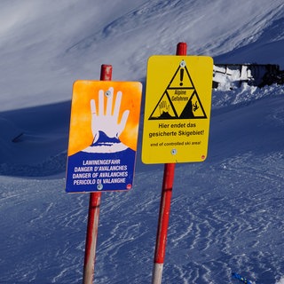 Nach mehreren Lawinenabgängen besteht unter anderem in Vorarlberg große Lawinengefahr. Auch im Schwarzwald warnt die Bergwacht vor einer erhöhten Gefahr.