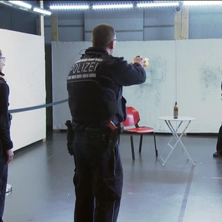 Polizistin mit Taser