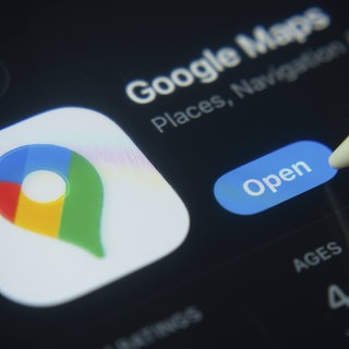  Eine Nahaufnahme des Google Maps App Symbols im App Store auf einem iPad Bildschirm. Immer häufiger werden kritische Kommentare auf Google gelöscht. 