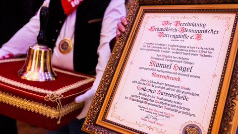 Manuel Hagel (CDU) hat die "Goldene Narrenschelle" des Verbands der Schwäbisch-Alemannischer Narrenzünfte erhalten. Hagel hat den Preis am Mittwoch im Europa-Park in Rust (Ortenaukreis) entgegengenommen.