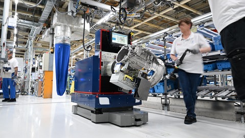 Eine Mitarbeiterin von ZF Friedrichshafen an einer Montagelinie