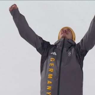 Skispringer Philipp Raimund jubelt nach dem Gewinn der Goldmedaille
