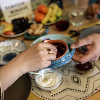 Zwei Gläubige essen am ersten Tag des Ramadan gemeinsam Iftar (Archivbild). 2026 beginnt der Ramadan fast zeitgleich mit der christlichen Fastenzeit.