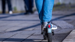 Eine Person fährt mit einem E-Scooter. In Baden-Württemberg hat die Anzahl der Unfälle mit E-Scootern laut Innenminsiterium zugenommen.