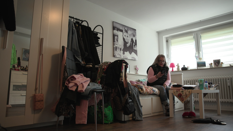 Zur Zeit wohnt Marion Schäfer in Filderstadt (Kreis Esslingen), in einer kleinen Kellerwohnung. Um in Küche und Bad zu gelangen, muss sie über den Hausflur. Sie will aus der Wohnung raus, hat aber bisher nur Absagen kassiert.