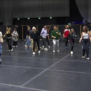 Statisten und Statistinnen am performen