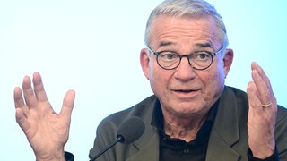 Thomas Strobl (CDU), Innenminister von Baden-Württemberg, spricht bei einer Regierungs-Pressekonferenz mit Journalisten.