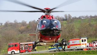 Ein roter Rettungshubschrauer startet nach einem Verkehrsunfall auf der B297.